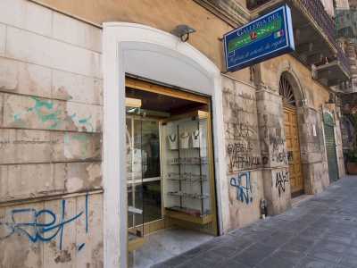 Sull�isolato di sinistra incrociamo prima un negozio di bigiotteria bengalese...